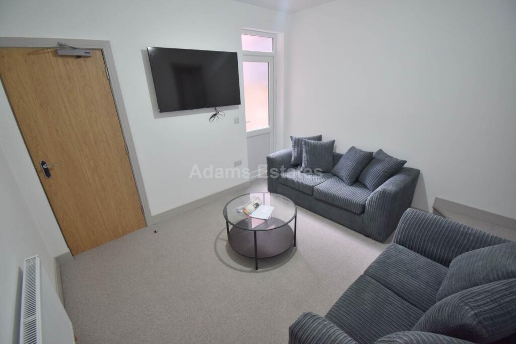 5 bed Mid Terraced House for rent in Reading. From Adams Estates - Reading