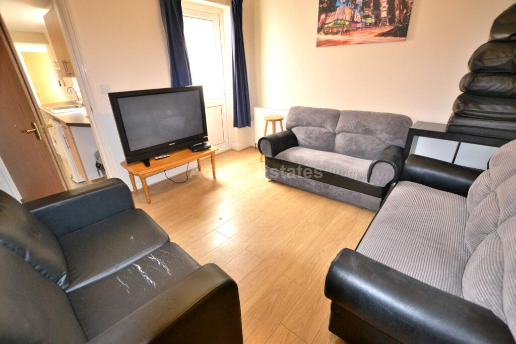 6 bed Mid Terraced House for rent in Reading. From Adams Estates - Reading