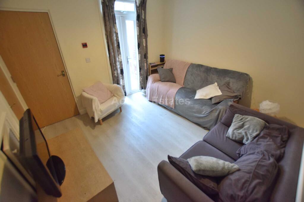 6 bed Mid Terraced House for rent in Reading. From Adams Estates - Reading