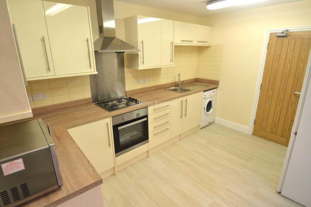6 bed Mid Terraced House for rent in Reading. From Adams Estates - Reading