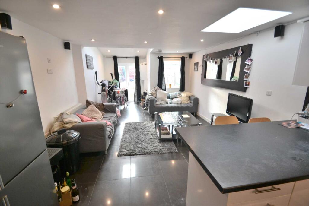 6 bed Mid Terraced House for rent in Reading. From Adams Estates - Reading