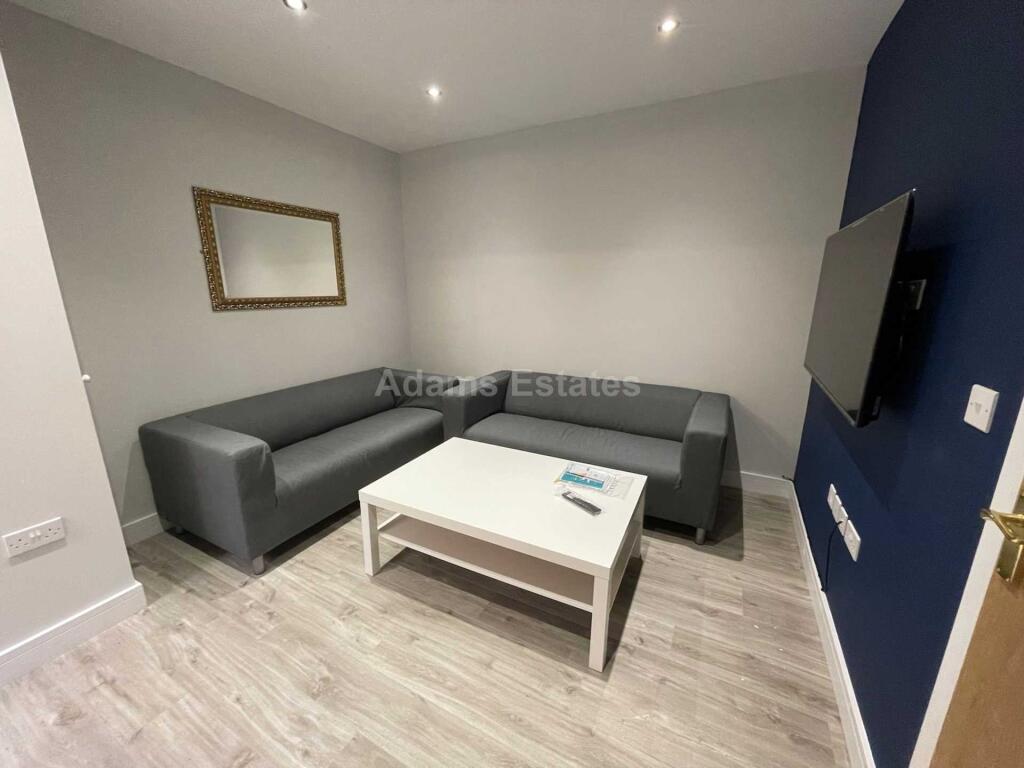 6 bed Mid Terraced House for rent in Reading. From Adams Estates - Reading