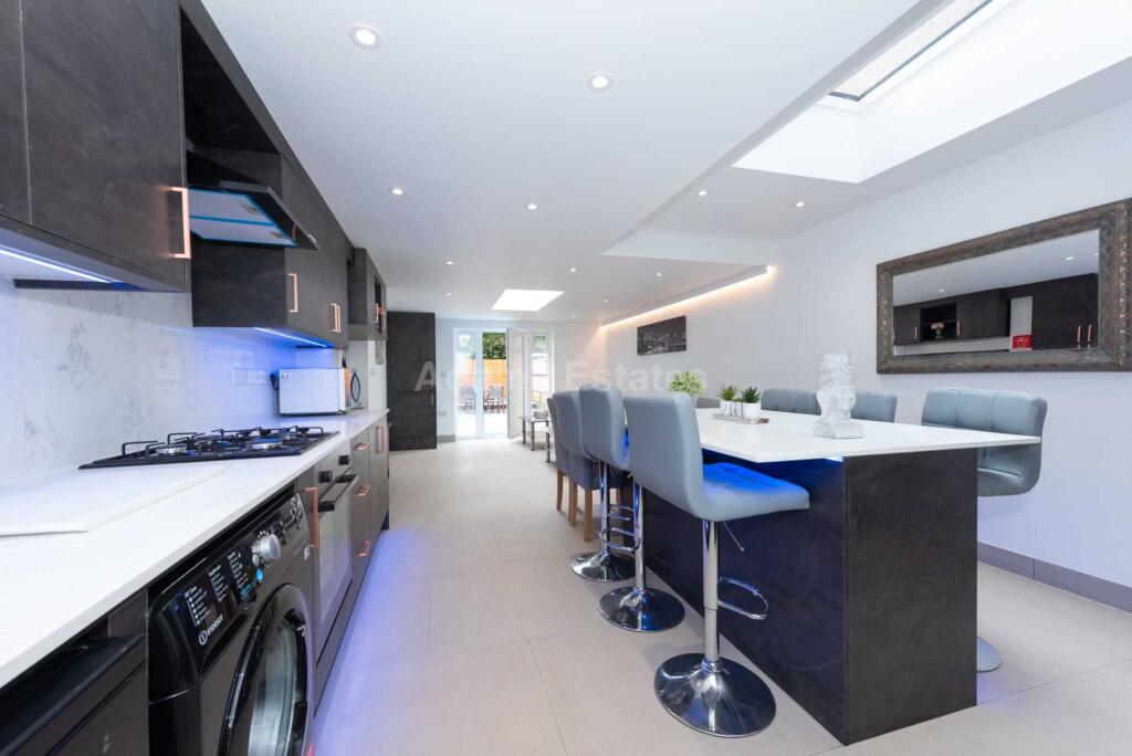 6 bed Mid Terraced House for rent in Reading. From Adams Estates - Reading