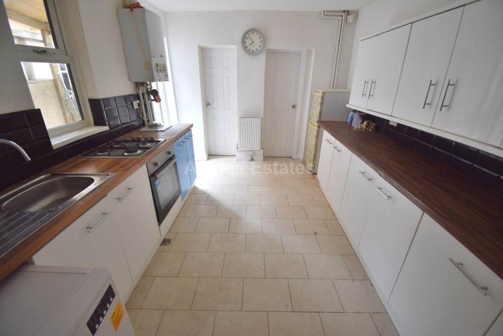 4 bed Mid Terraced House for rent in Reading. From Adams Estates - Reading