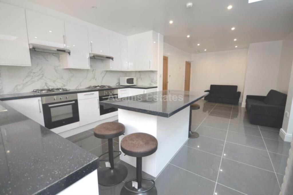 6 bed Mid Terraced House for rent in Reading. From Adams Estates - Reading