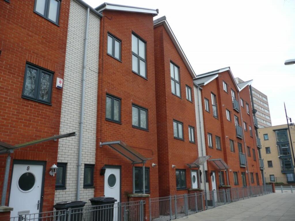 4 bed Town House for rent in Manchester. From C & R Properties Ltd - Hulme Manchester