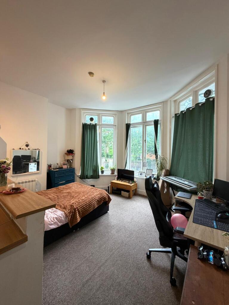 4 bed Studio for rent in Brighton and Hove. From Spark and Sons - Hove 4 bed Studio for rent in Brighton and Hove. From Spark and Sons - Hove