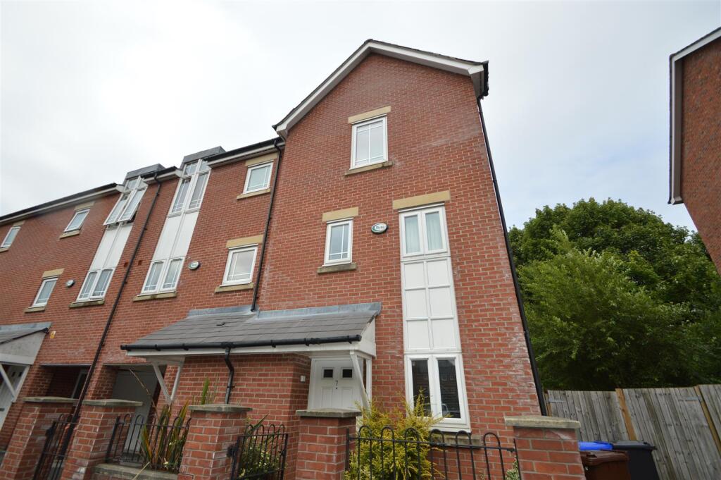 4 bed Detached for rent in Manchester. From George Adams (Estate Agents) Ltd - Manchester