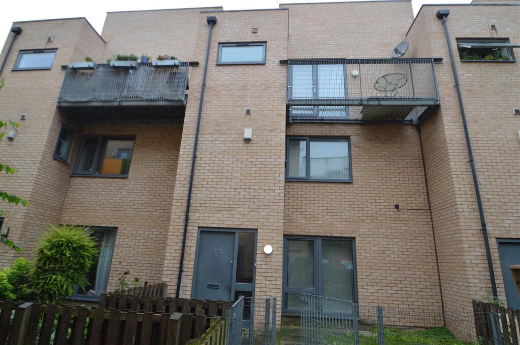 3 bed Detached for rent in Manchester. From George Adams (Estate Agents) Ltd - Manchester