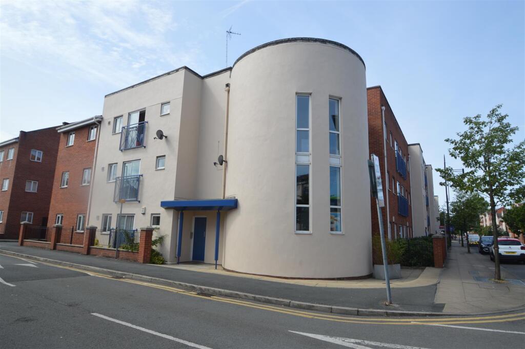 3 bed 1st Floor Flat for rent in Manchester. From George Adams (Estate Agents) Ltd - Manchester