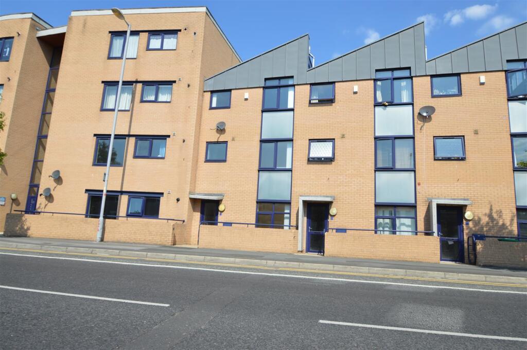 3 bed Detached for rent in Manchester. From George Adams (Estate Agents) Ltd - Manchester