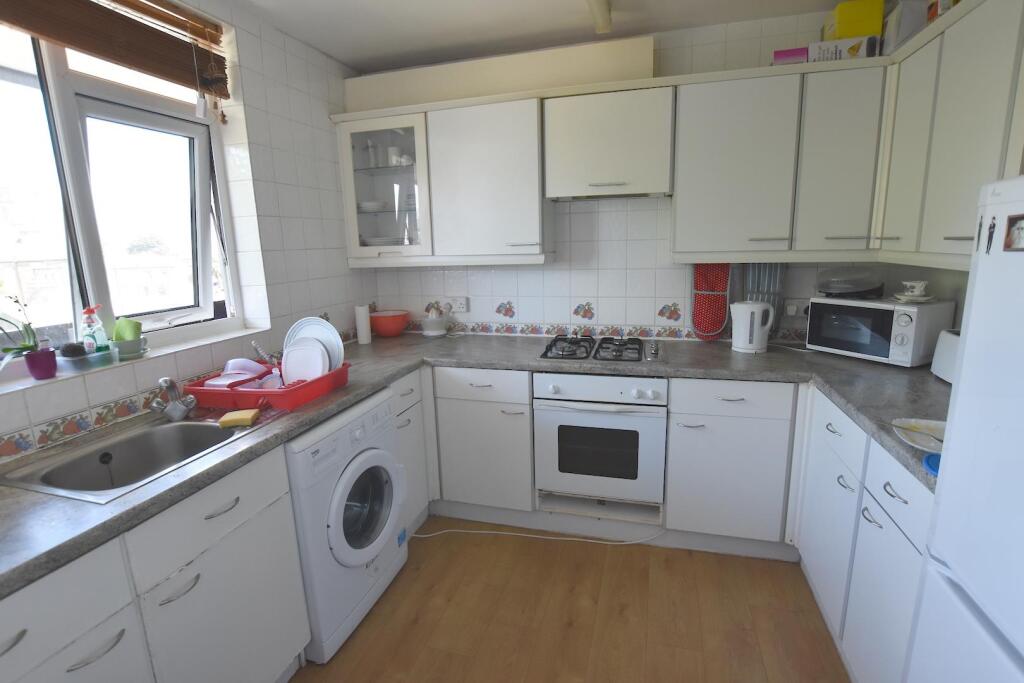 4 bed Detached for rent in Fulham. From Andrews And Stacey Ltd - Shepherds Bush