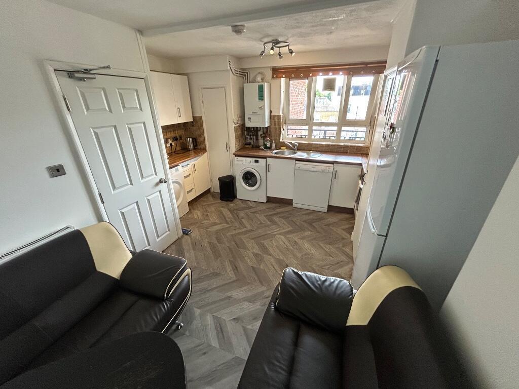 4 bed Detached for rent in Fulham. From Andrews And Stacey Ltd - Shepherds Bush