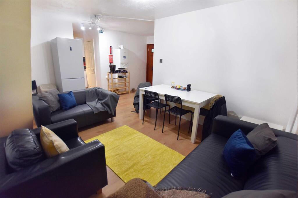 4 bed Annexe for rent in Fulham. From Andrews And Stacey Ltd - Shepherds Bush