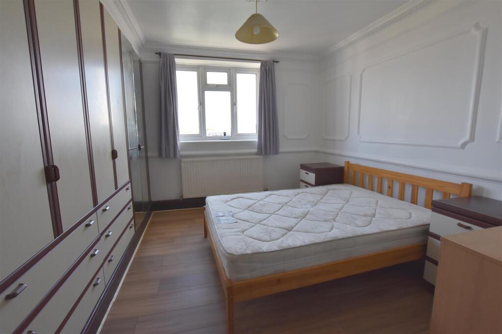 4 bed Detached for rent in London. From Andrews And Stacey Ltd - Shepherds Bush