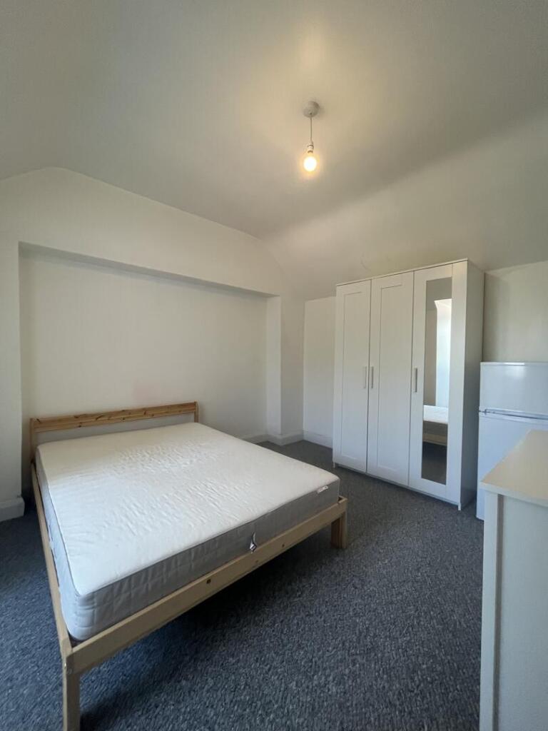 6 bed Detached for rent in London. From Andrews And Stacey Ltd - Shepherds Bush