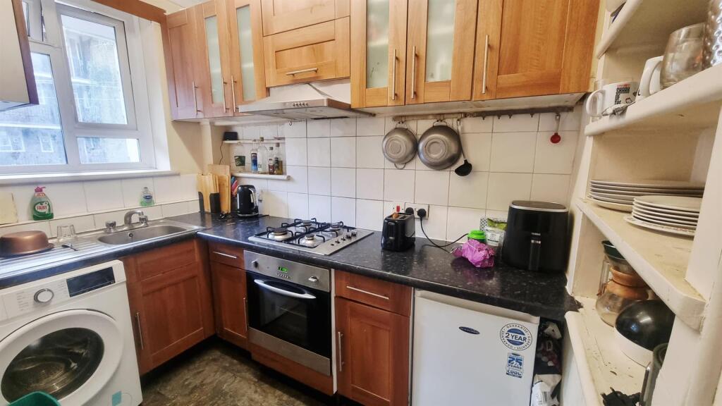 3 bed 1st Floor Flat for rent in Fulham. From Andrews And Stacey Ltd - Shepherds Bush
