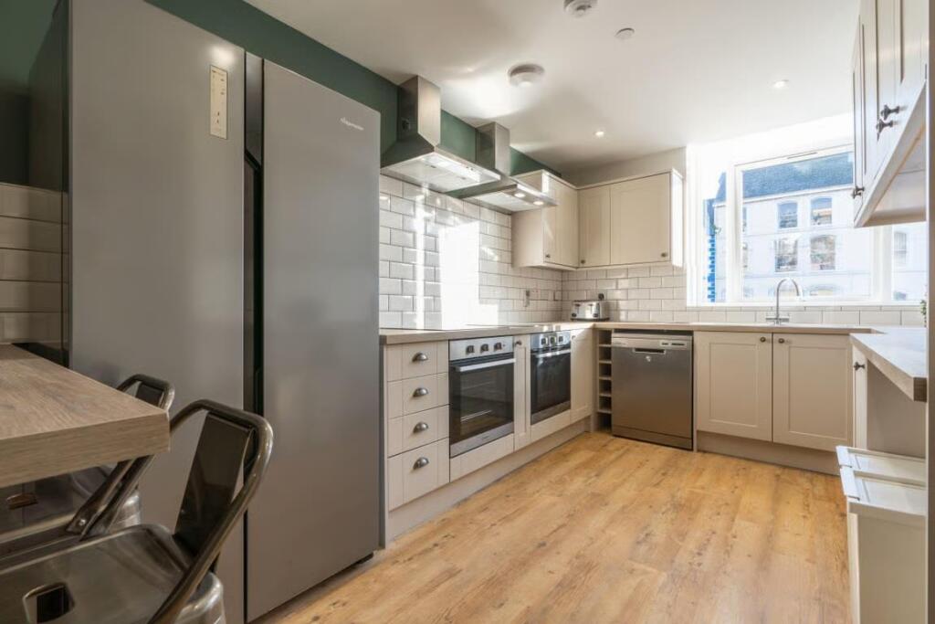 7 bed Detached for rent in Swansea. From Keylet - Cathays 7 bed Detached for rent in Swansea. From Keylet - Cathays