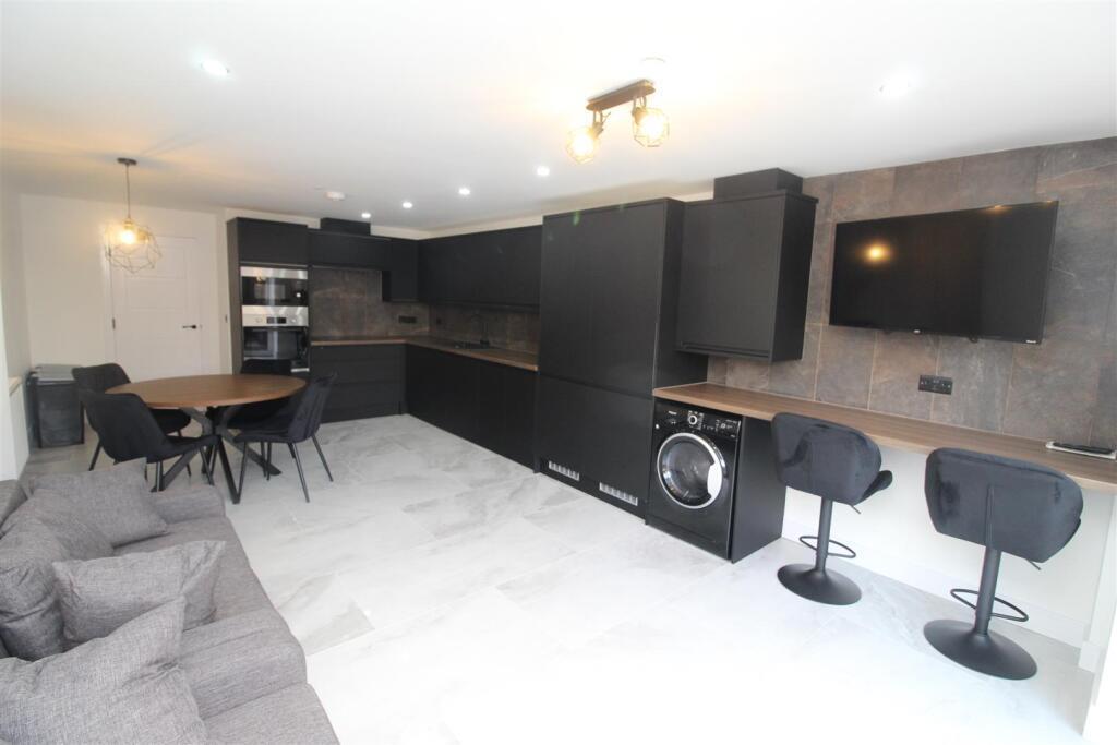 6 bed Detached for rent in Cardiff. From Keylet - Cathays