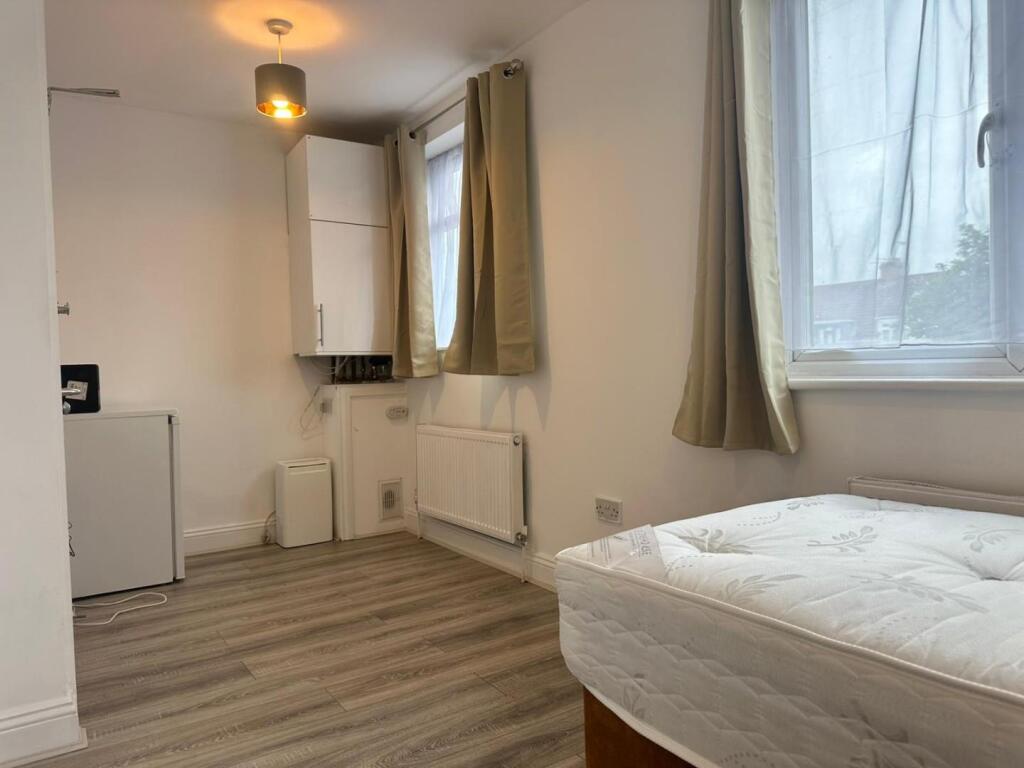 4 bed Studio for rent in Edmonton. From Target Property - Edmonton