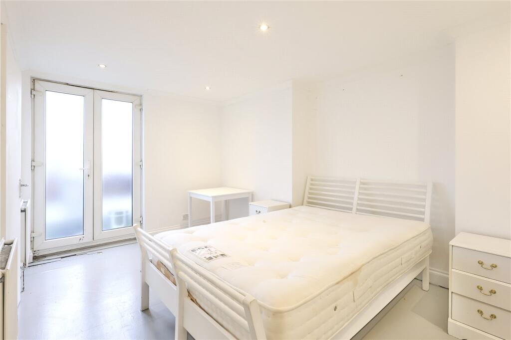 3 bed Apartment for rent in London. From Drivers & Norris - Islington - Sales