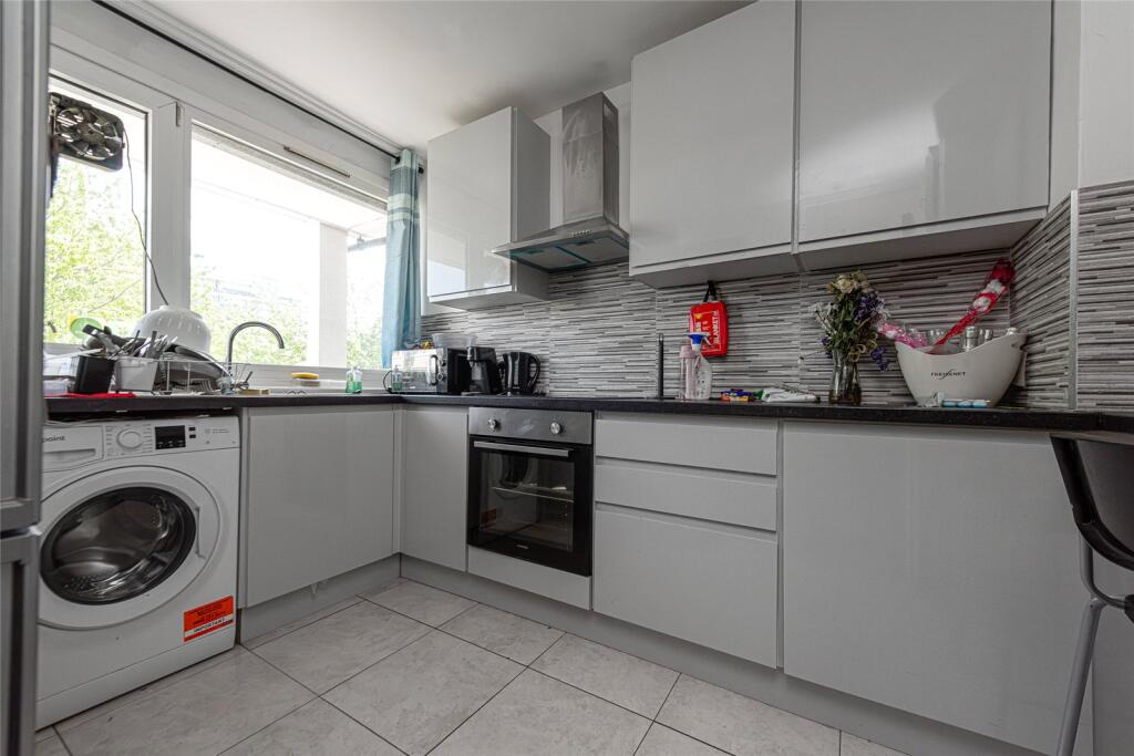4 bed Annexe for rent in London. From Drivers & Norris - Islington - Sales