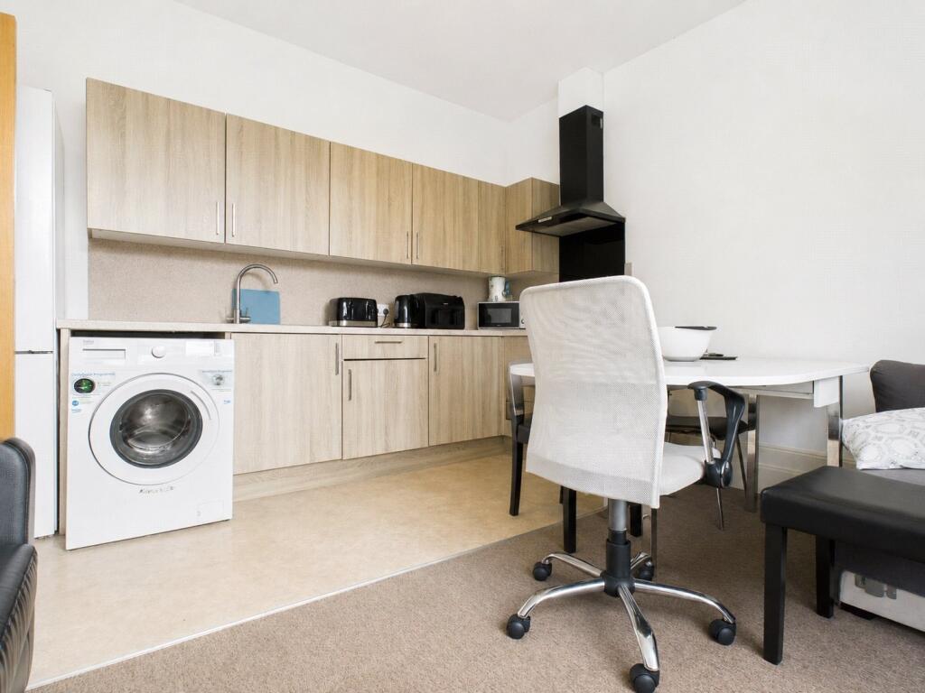 5 bed Mid Terraced House for rent in Brighton and Hove. From Harringtons Lettings - Hove