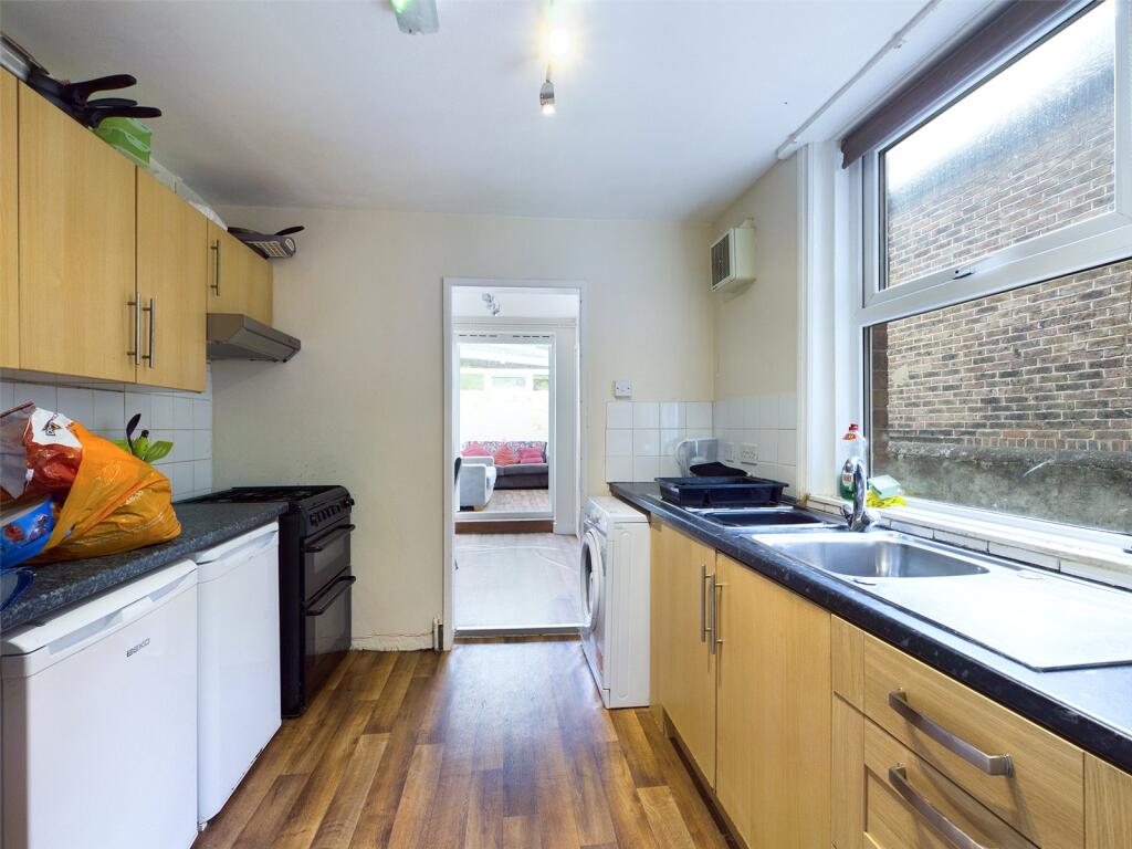 7 bed Mid Terraced House for rent in Brighton and Hove. From Harringtons Lettings - Hove