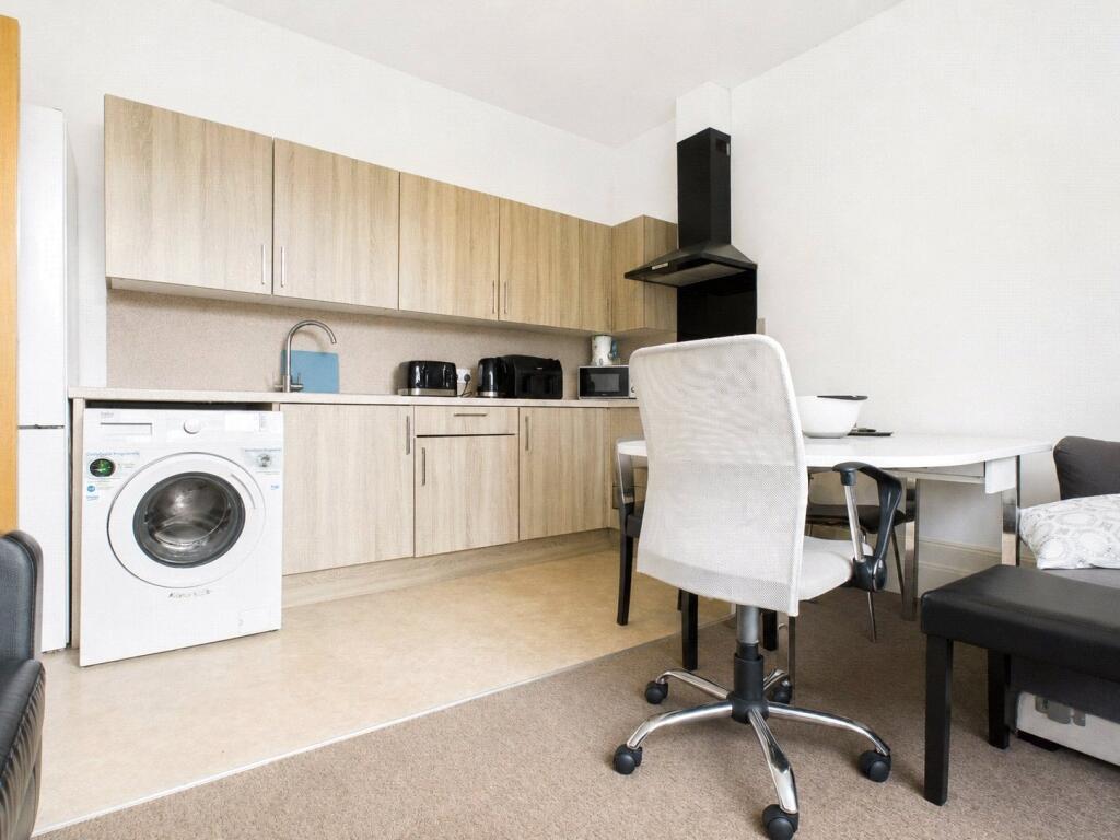 4 bed Mid Terraced House for rent in Brighton and Hove. From Harringtons Lettings - Hove
