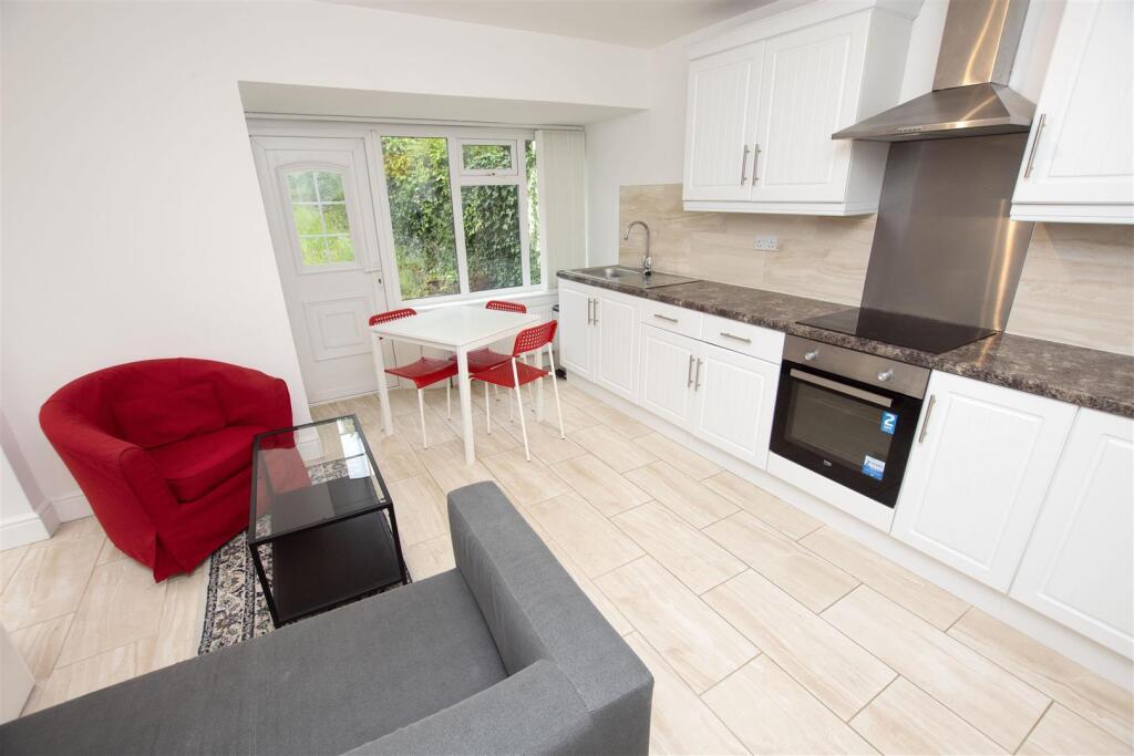 3 bed Detached for rent in Birmingham. From Oakmans Estate Agents - Student Lettings