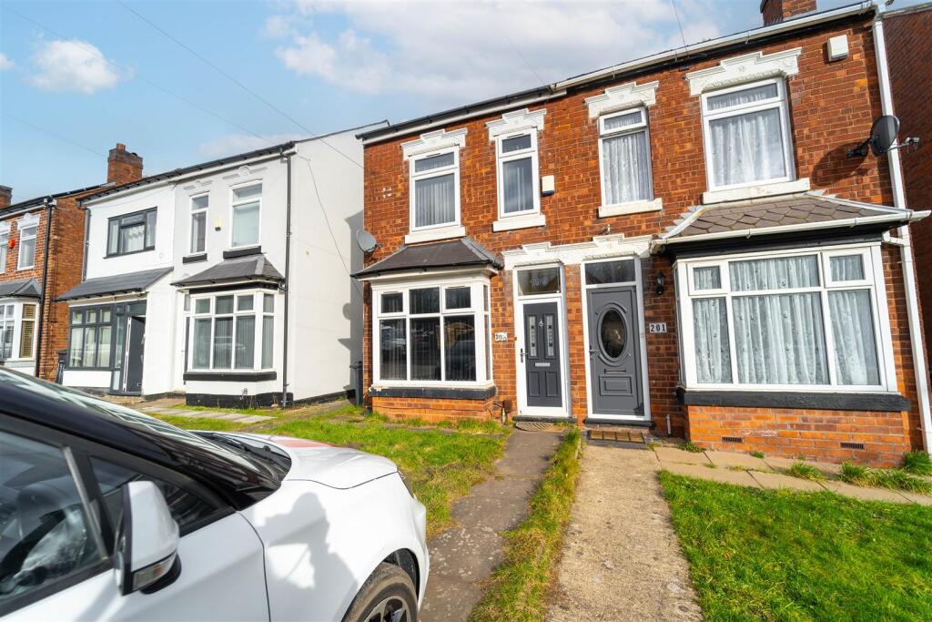 4 bed Detached for rent in Headley Heath. From Oakmans Estate Agents - Student Lettings