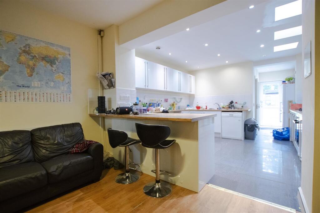 5 bed Detached for rent in Birmingham. From Oakmans Estate Agents - Student Lettings