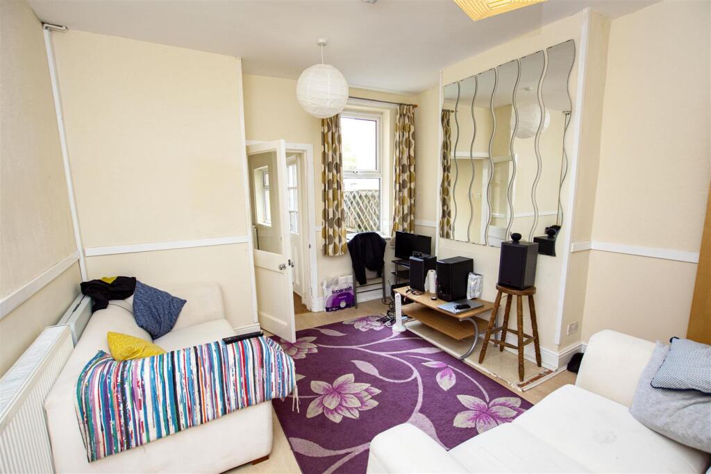 4 bed Detached for rent in Birmingham. From Oakmans Estate Agents - Student Lettings