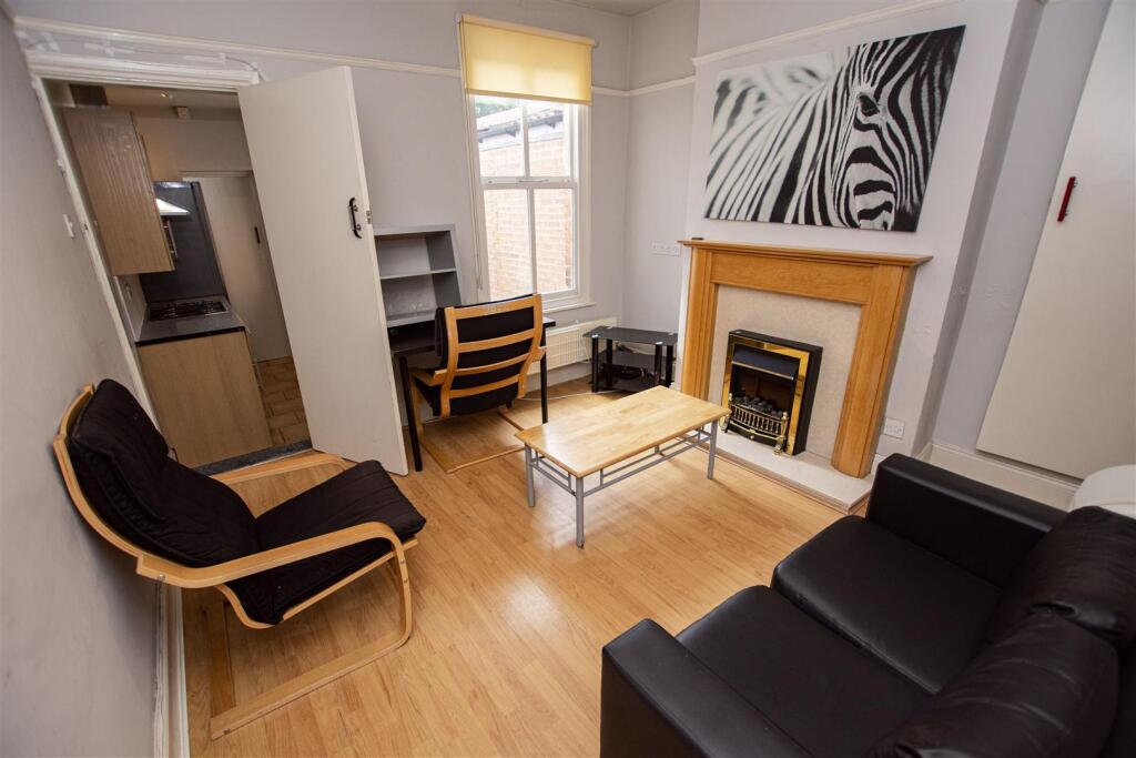 4 bed Detached for rent in Birmingham. From Oakmans Estate Agents - Student Lettings