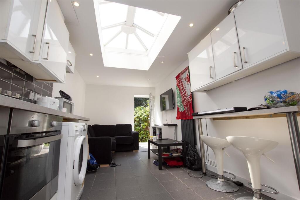 6 bed Detached for rent in Birmingham. From Oakmans Estate Agents - Student Lettings 6 bed Detached for rent in Birmingham. From Oakmans Estate Agents - Student Lettings