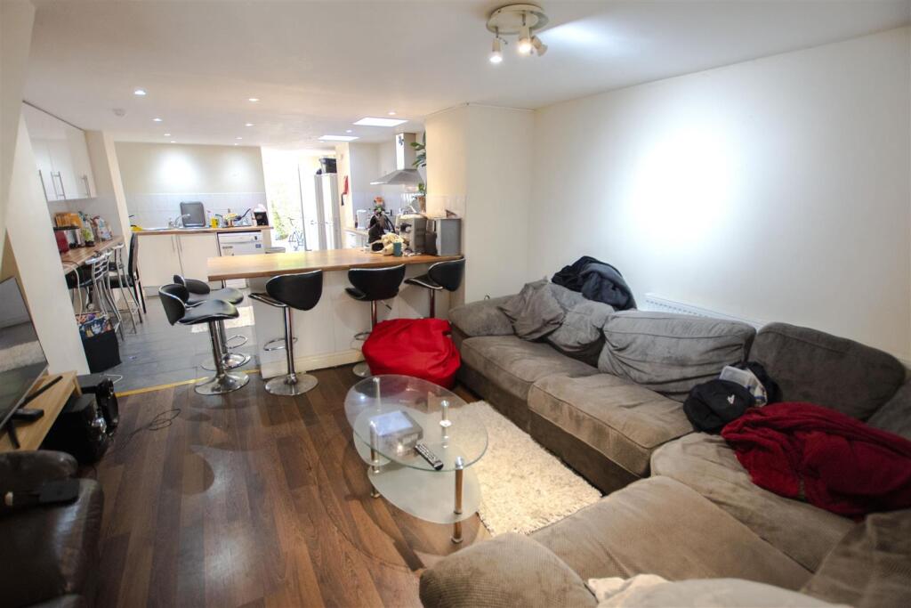 5 bed Detached for rent in Birmingham. From Oakmans Estate Agents - Student Lettings