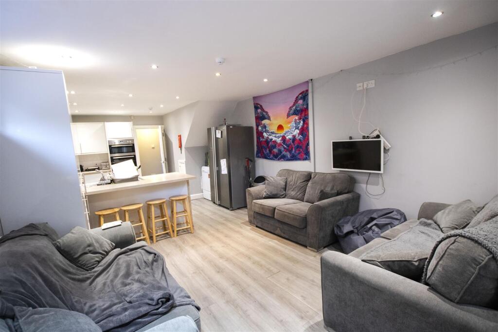 6 bed Detached for rent in Birmingham. From Oakmans Estate Agents - Student Lettings