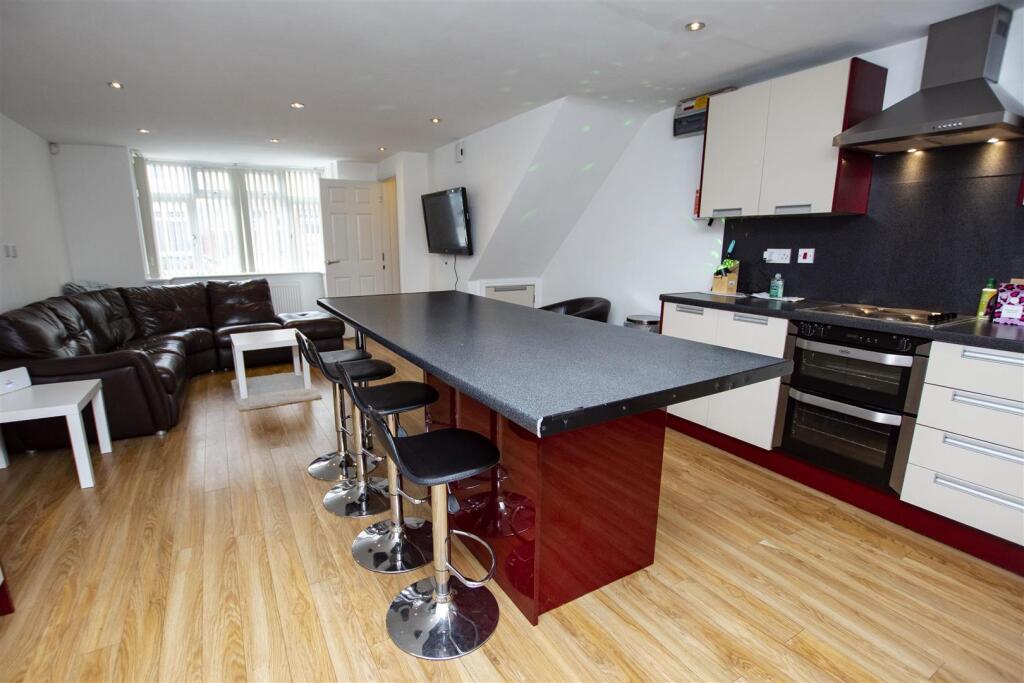 6 bed Detached for rent in Birmingham. From Oakmans Estate Agents - Student Lettings