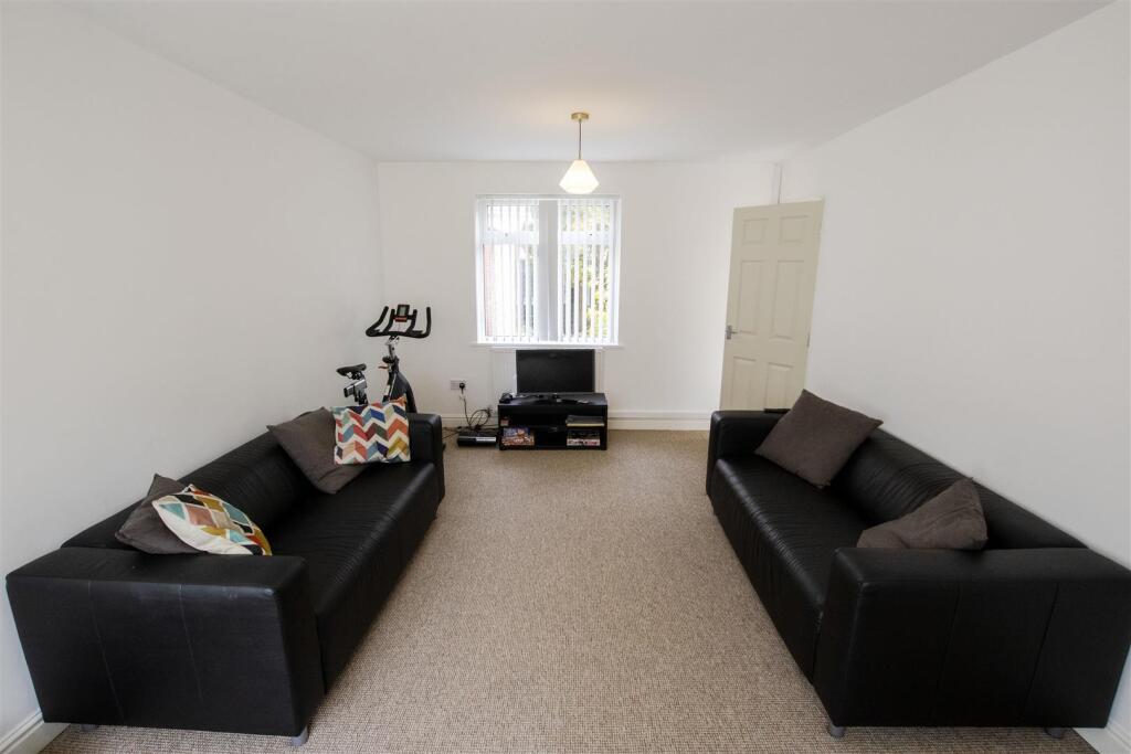 4 bed Detached for rent in Smethwick. From Oakmans Estate Agents - Student Lettings 4 bed Detached for rent in Smethwick. From Oakmans Estate Agents - Student Lettings