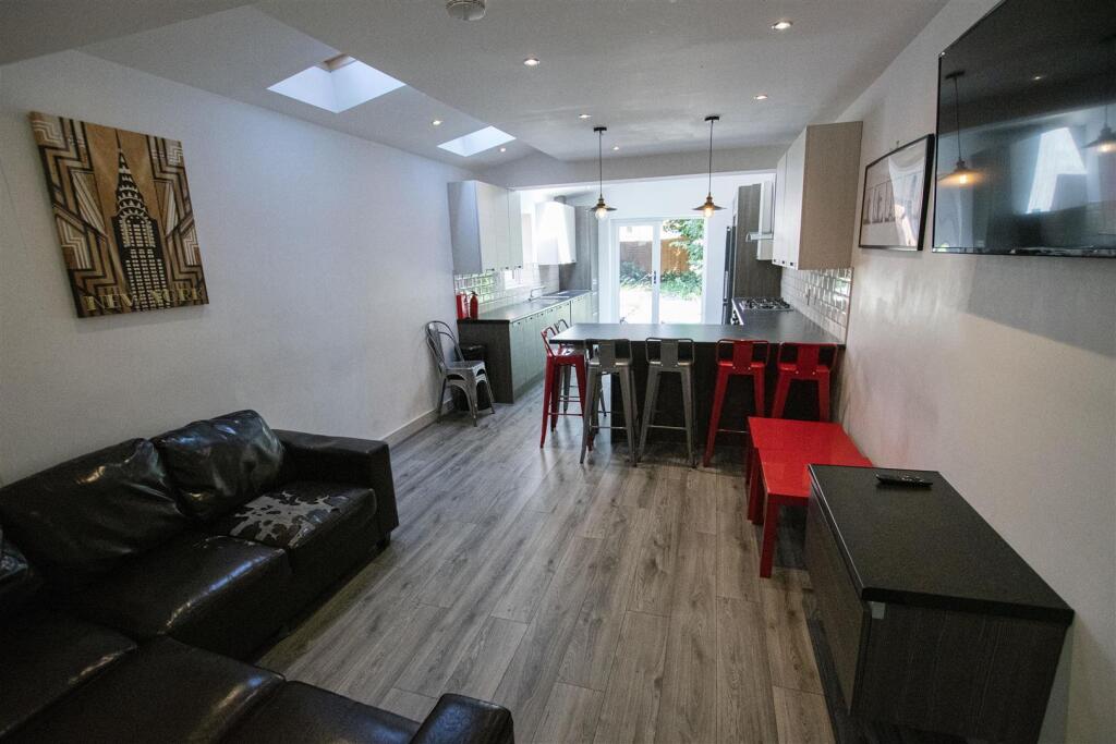 6 bed Detached for rent in Birmingham. From Oakmans Estate Agents - Student Lettings 6 bed Detached for rent in Birmingham. From Oakmans Estate Agents - Student Lettings