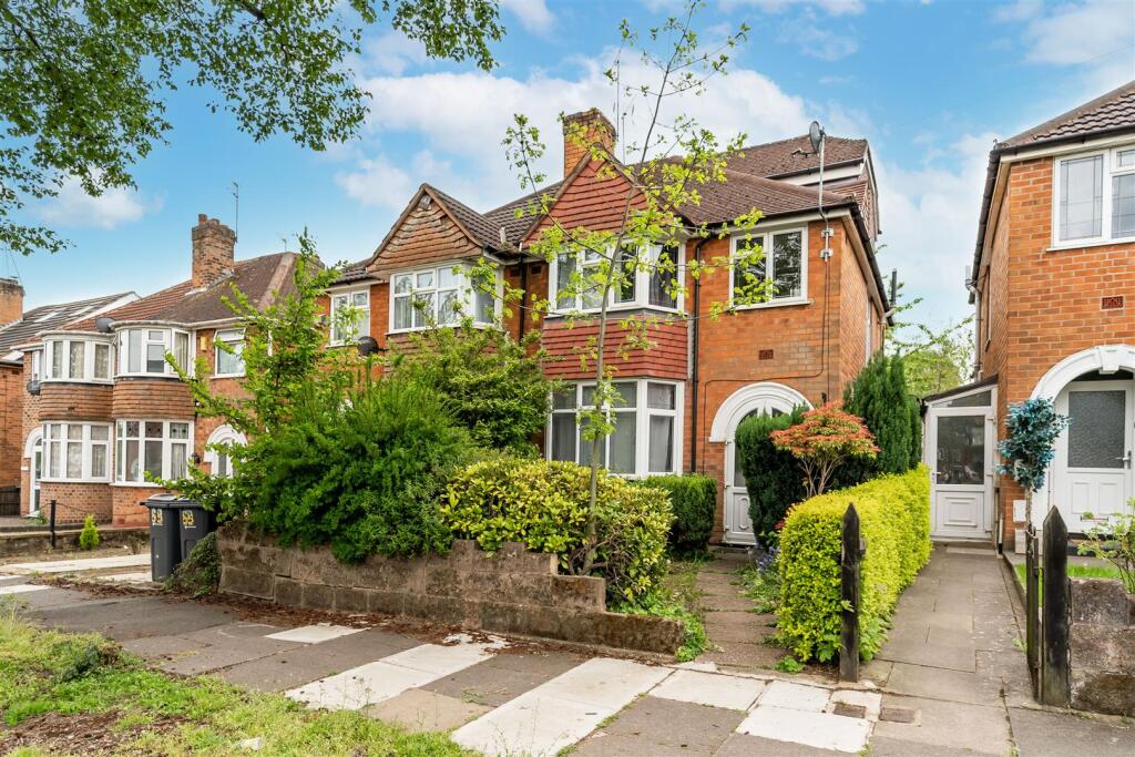 4 bed Detached for rent in Headley Heath. From Oakmans Estate Agents - Student Lettings