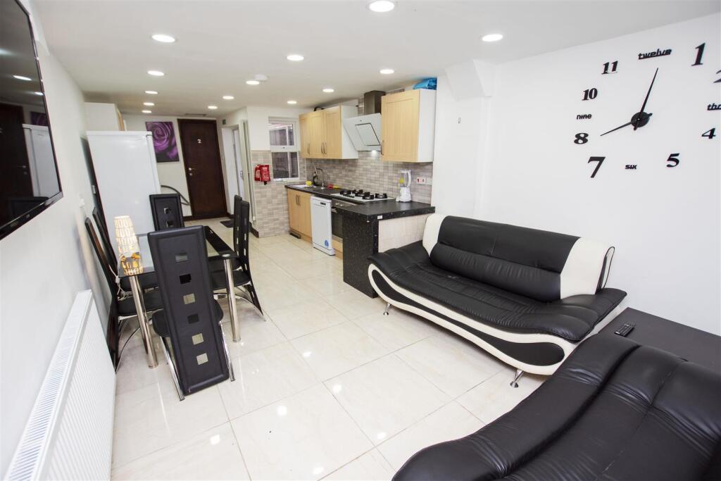 6 bed Detached for rent in Birmingham. From Oakmans Estate Agents - Student Lettings