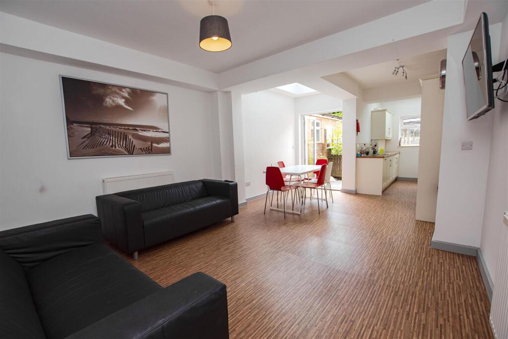 6 bed Detached for rent in Birmingham. From Oakmans Estate Agents - Student Lettings