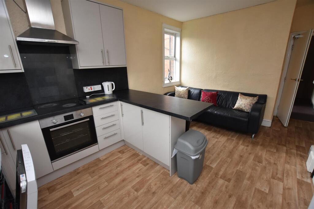4 bed Apartment for rent in Smethwick. From Oakmans Estate Agents - Student Lettings