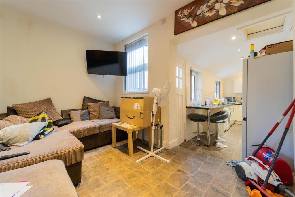 4 bed Detached for rent in Birmingham. From Oakmans Estate Agents - Student Lettings