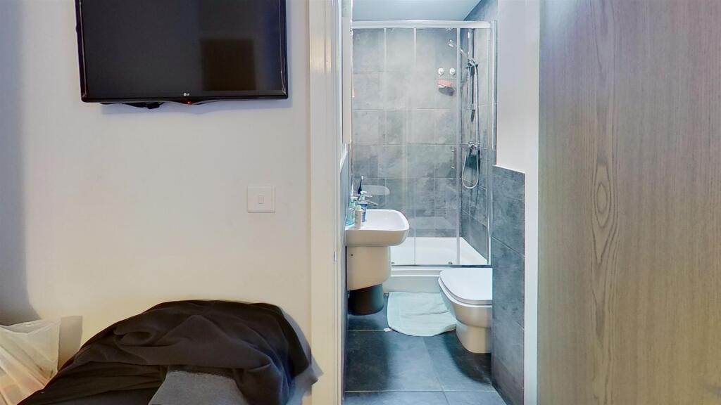 6 bed Detached for rent in Headley Heath. From Oakmans Estate Agents - Student Lettings