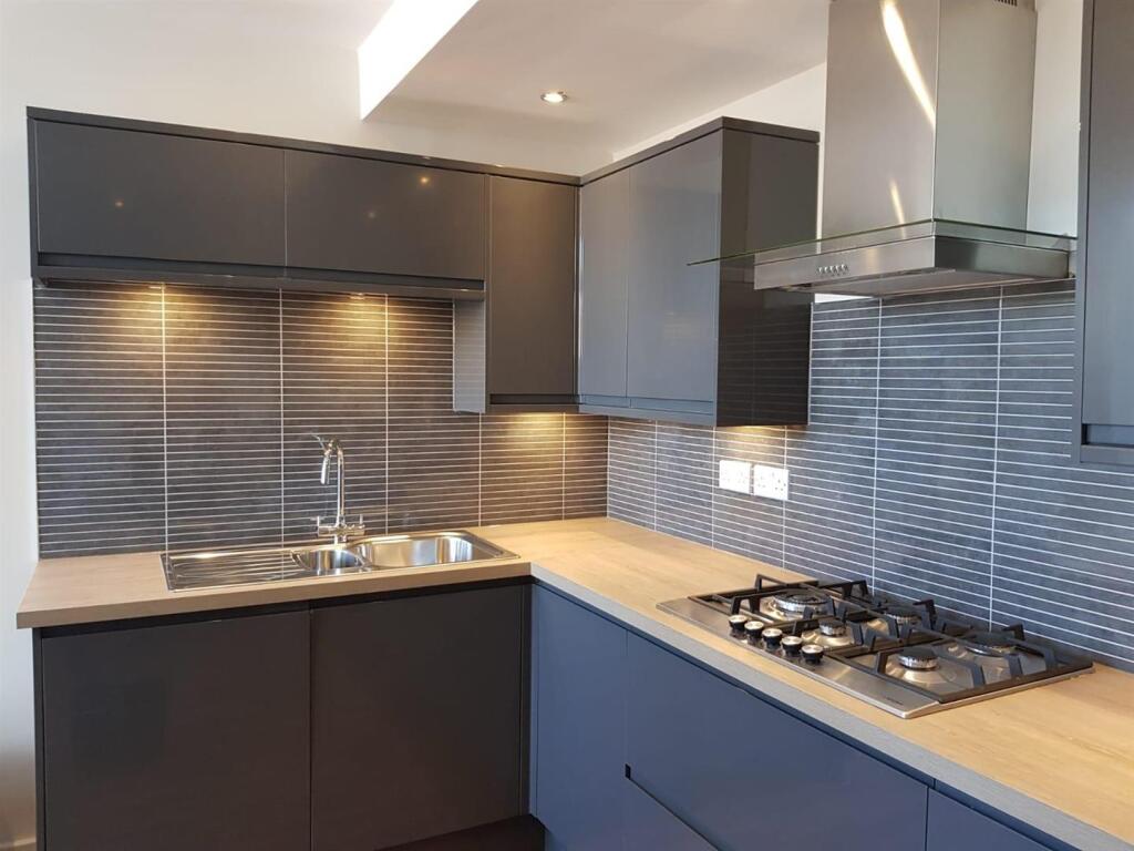 6 bed Detached for rent in Headley Heath. From Oakmans Estate Agents - Student Lettings