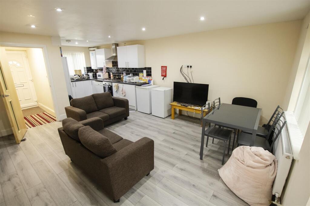 4 bed Detached for rent in Birmingham. From Oakmans Estate Agents - Student Lettings 4 bed Detached for rent in Birmingham. From Oakmans Estate Agents - Student Lettings