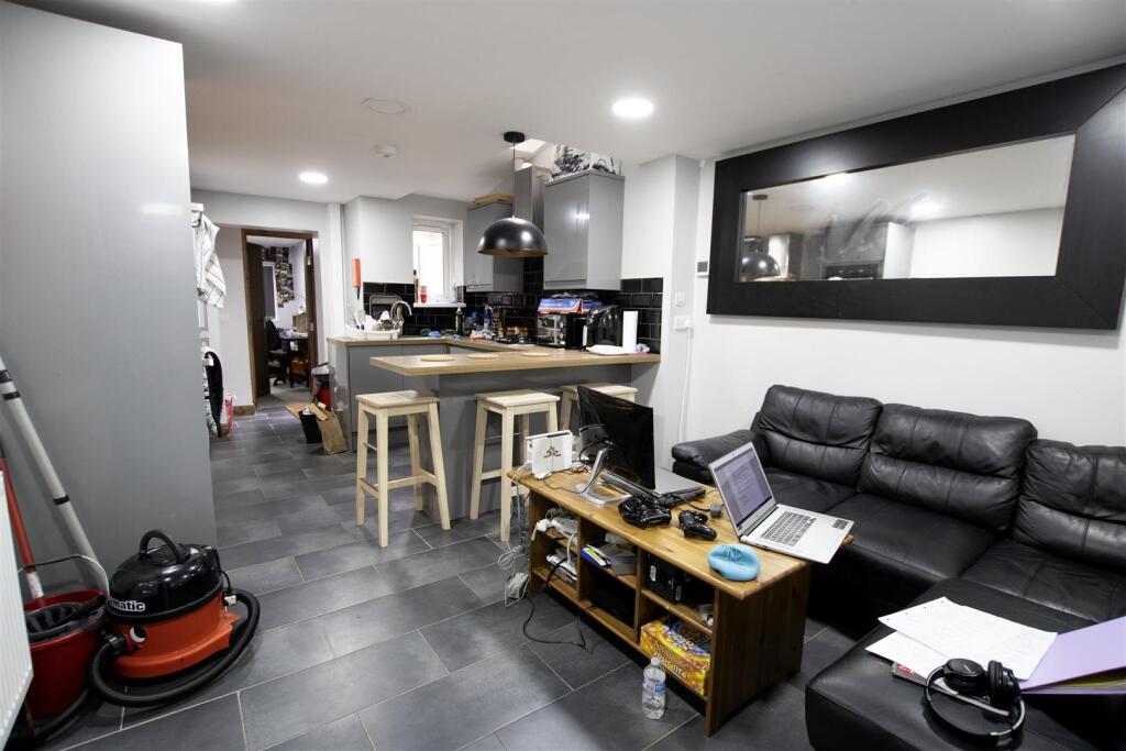 6 bed Detached for rent in Birmingham. From Oakmans Estate Agents - Student Lettings