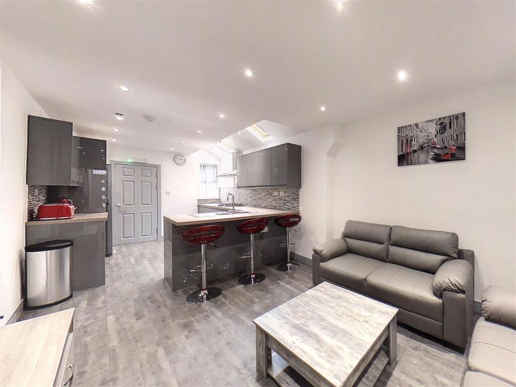 6 bed Detached for rent in Birmingham. From Oakmans Estate Agents - Student Lettings 6 bed Detached for rent in Birmingham. From Oakmans Estate Agents - Student Lettings